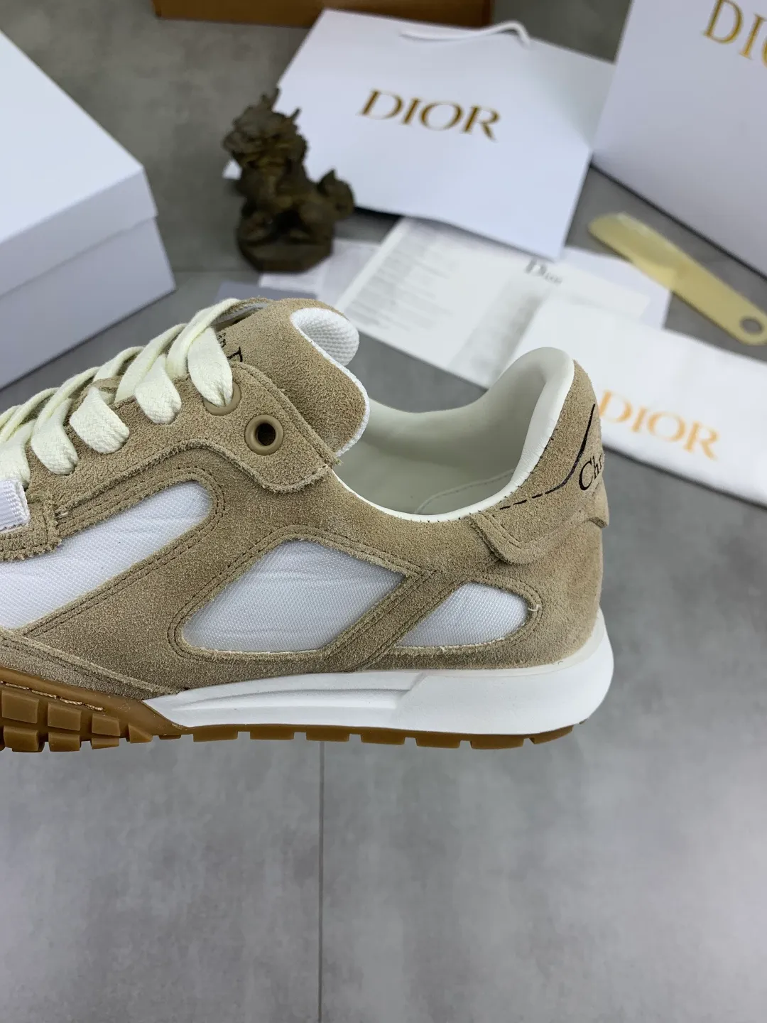 Men's men's shoes P560 new Dior Tech sneakers 2026 early spring series new products, with fashionable details, highlighting retro aesthetics. The light beige anti-suede cow leather upper is spliced ​​with apricot transparent mesh fabric on the side. The upper window edge is adhered with high-frequency flat ironing and back-pressure. It replicates the original craftsmanship, making it beautiful and comfortable without falling off. The interior is made of sheep lining of the same color and is soft and comfortable. The heel and tongue are embellished with the Paris logo. The textured TPU soles with the same color logo. The high-end version is exquisitely packaged with an airplane box, adding to the high-end style. Color: 4️⃣colors available Size: Female 35-41 Male 39-46